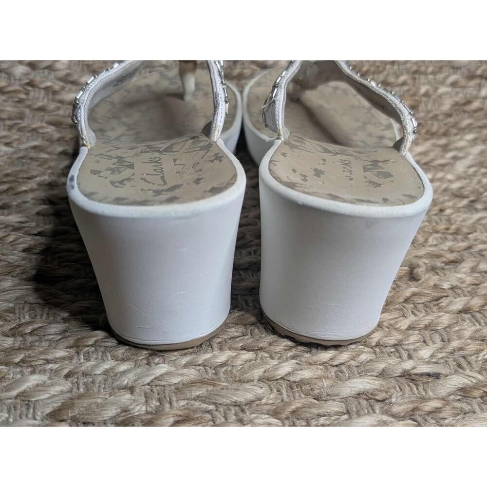 Clarks Womens 11M Light Tan/White Silver Slip On 3" Wedge Heel Thong Sandals - Picture 8 of 10